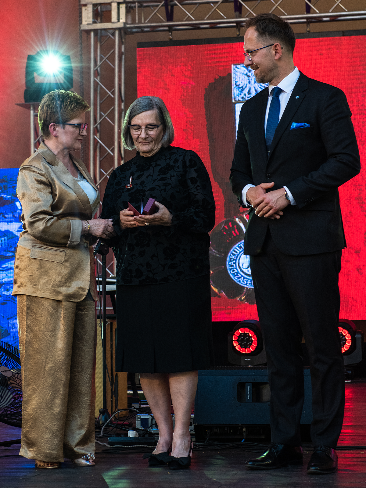 Wręczenie odznaki Zasłużony dla Kultury Polskiej podczas Gali Nagród Miasta Tarnowa